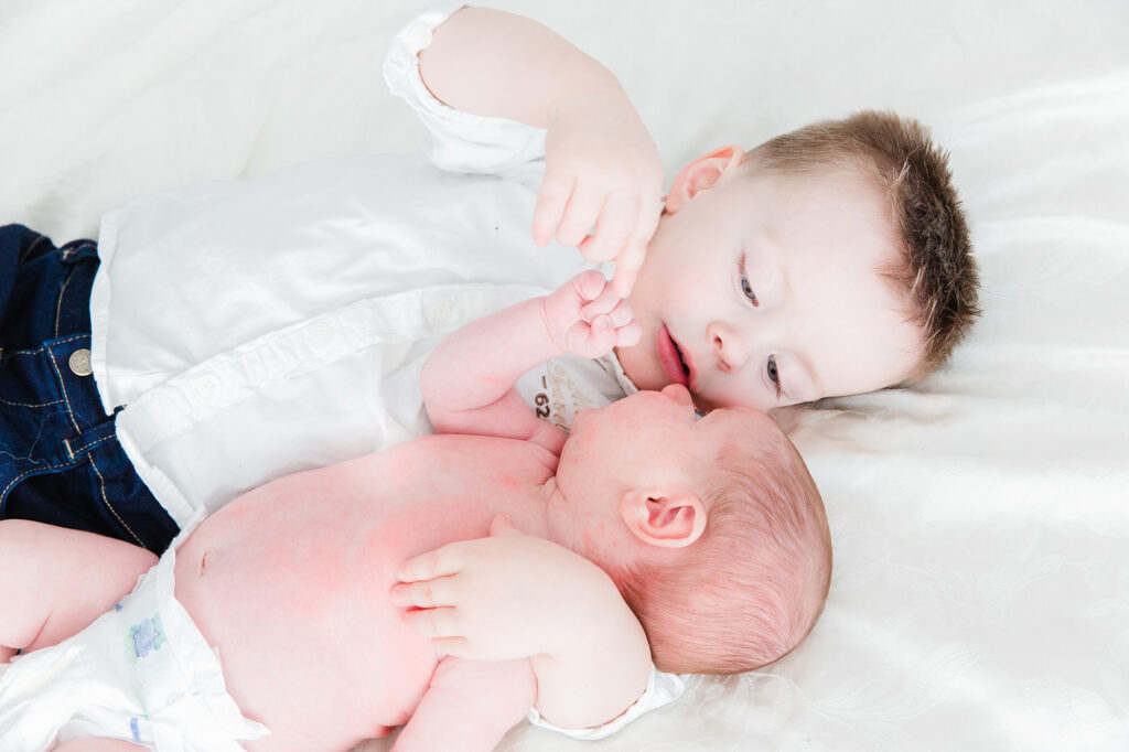 broer zus newbornfotograaf noord-holland