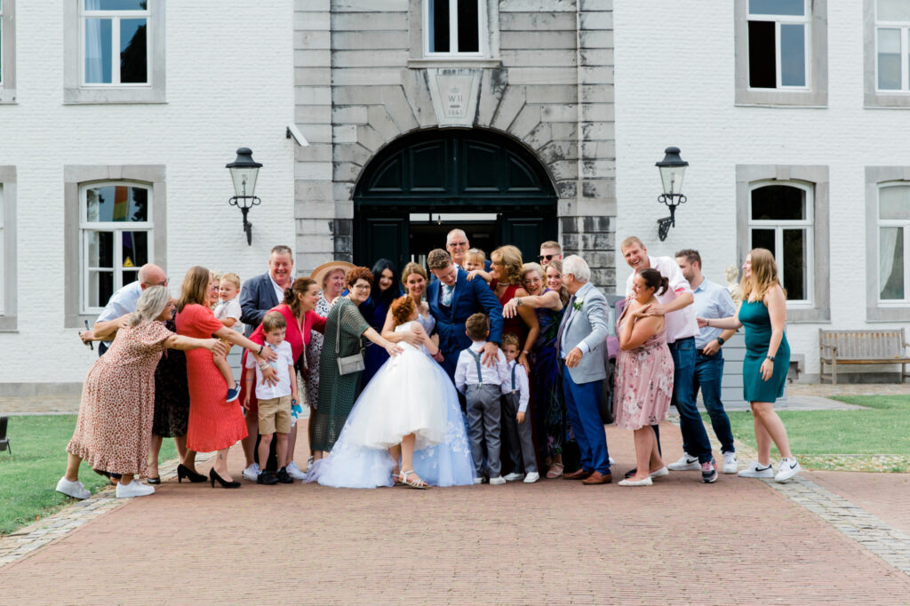 groepsknuffel bruidsfotograaf noord-holland