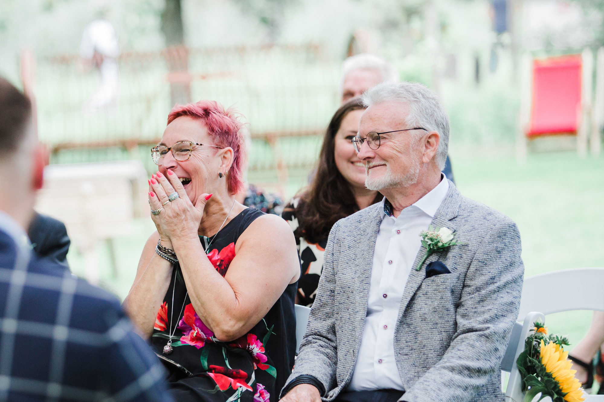 ceremonie lachen bruidsfotografie hoorn