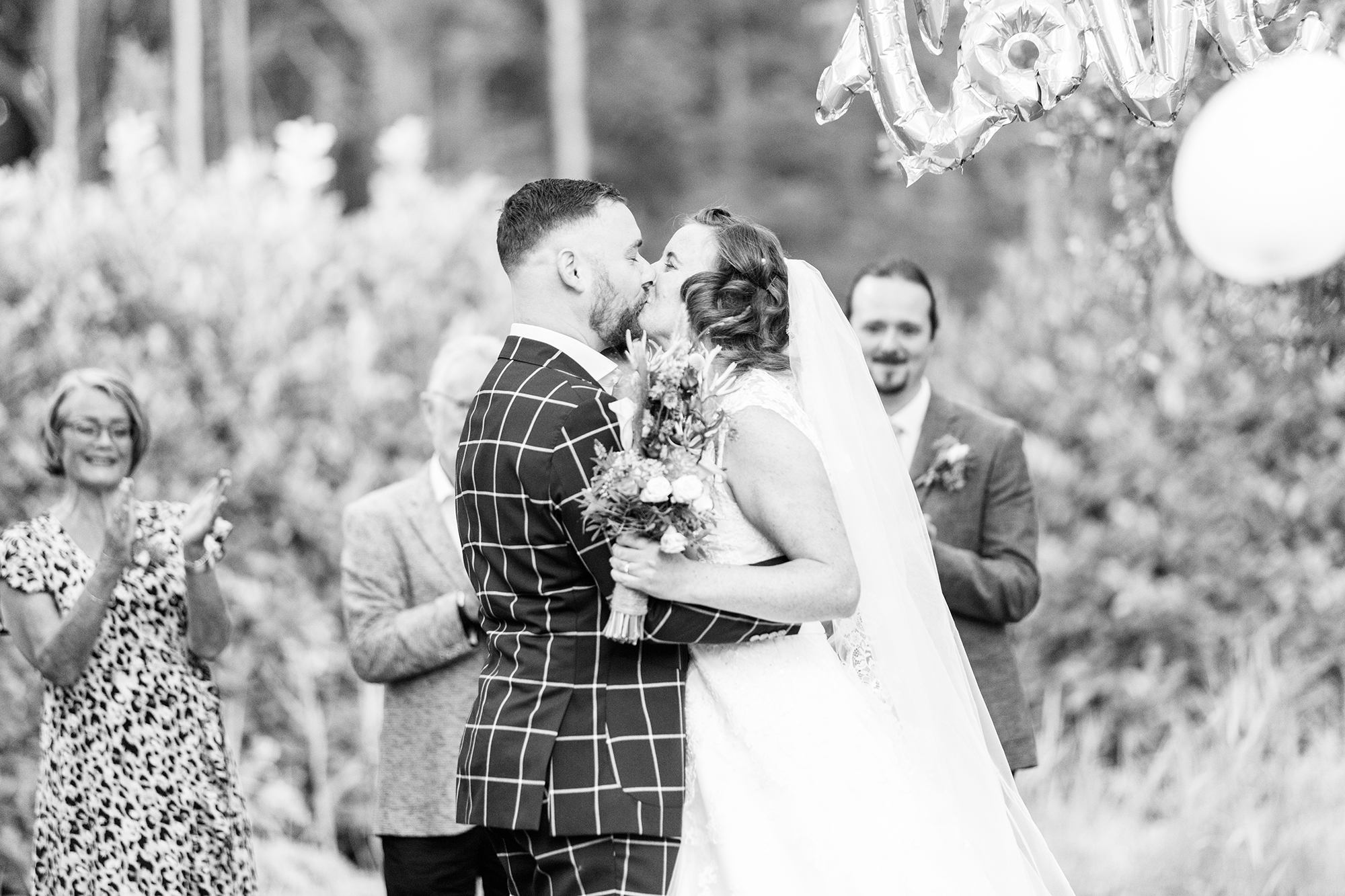 de kus ceremonie buiten trouwfotografie