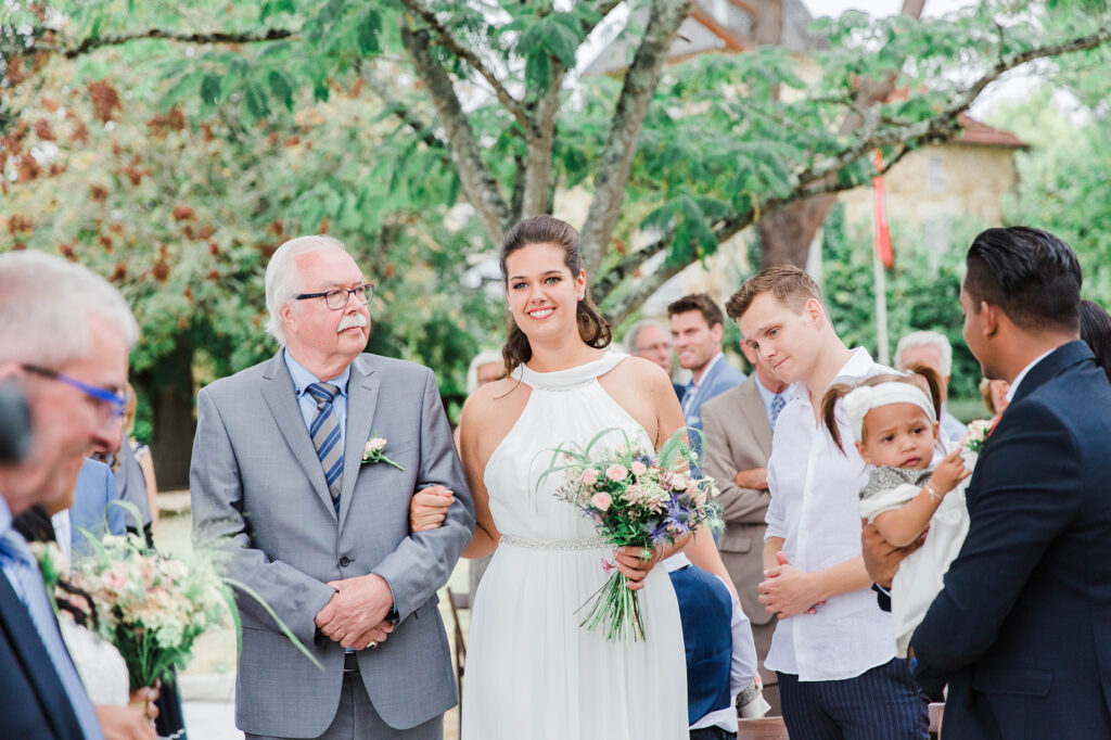 wegbrengen vader ceremonie trouwfotografie