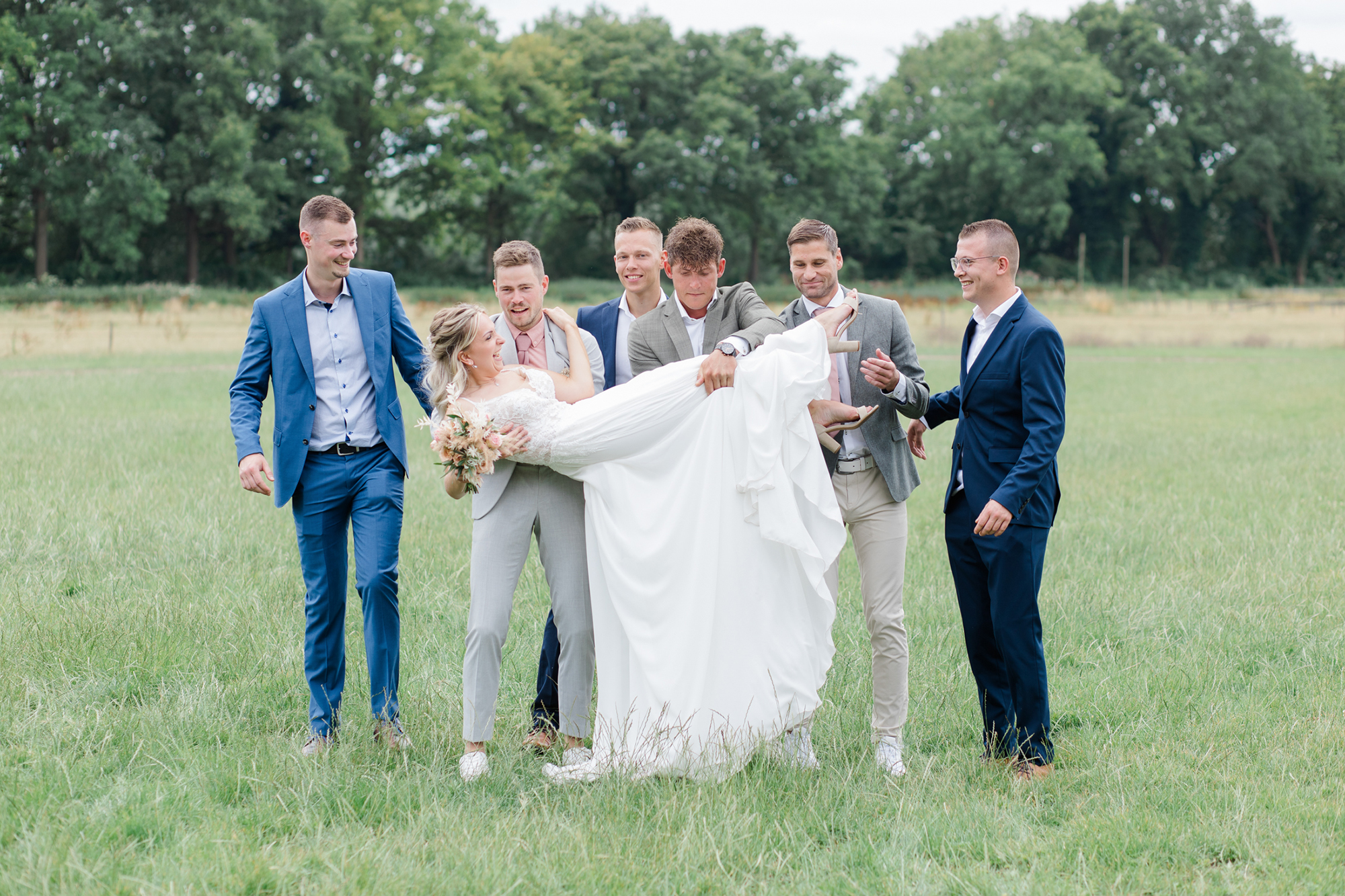 groepsfoto vrienden trouwfotograaf noord holland