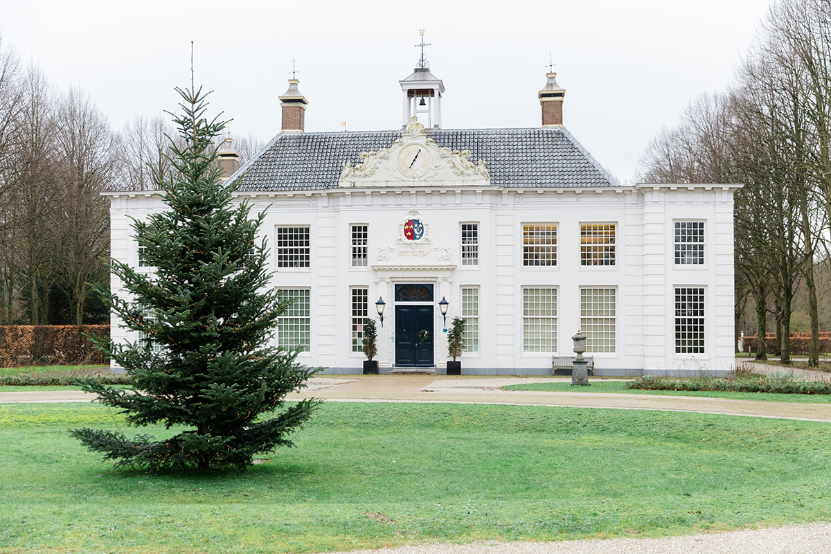 Een prachtig oud landhuis kan een mooie fotolocatie voor jullie bruiloft in Noord-Holland zijn. 