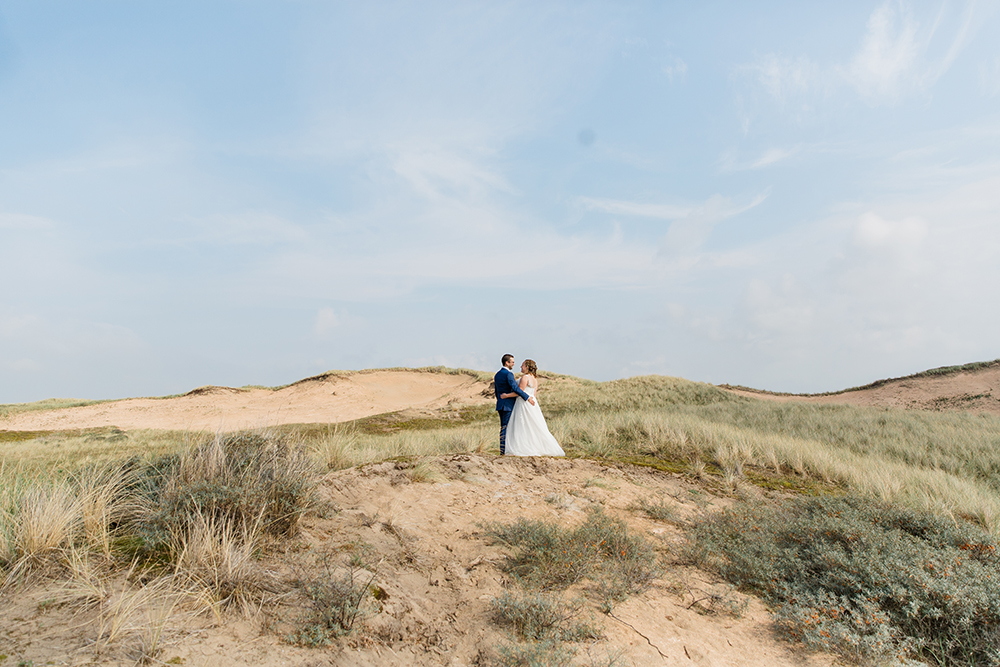De duinen zijn een prachtige fotolocatie in Noord-Holland voor bruidsparen.